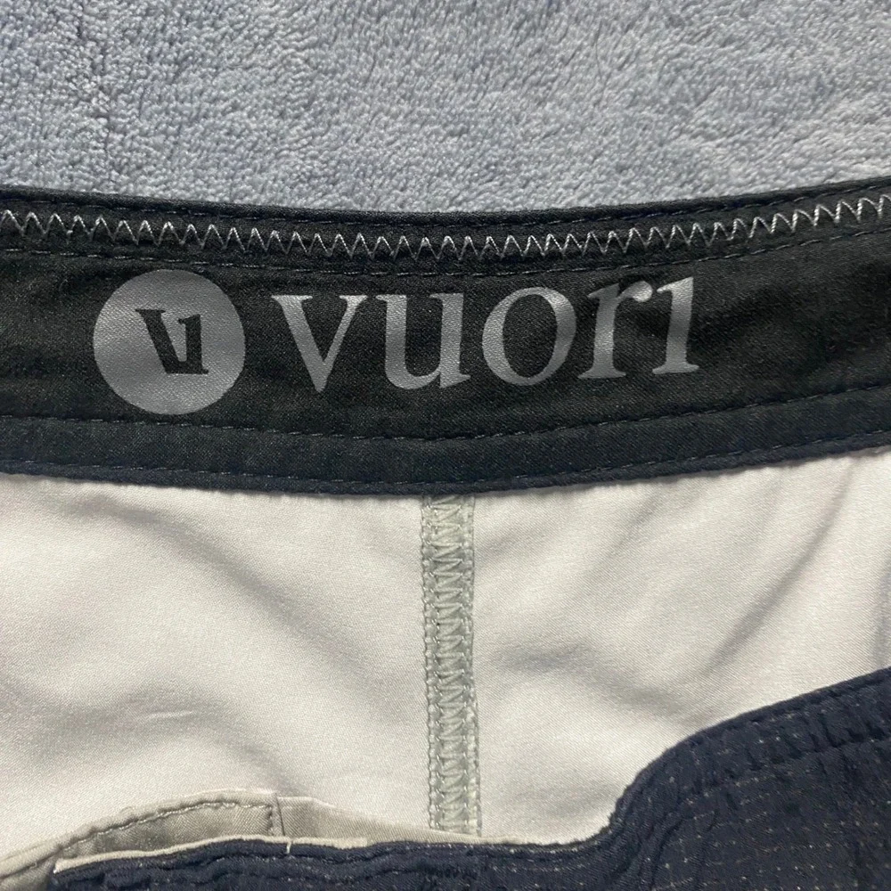 Vuori Cruise Boardshorts Mens 34 Grey White Print Performance Swim Trunks V311